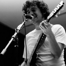Antón de Castro (voz y guitarra)